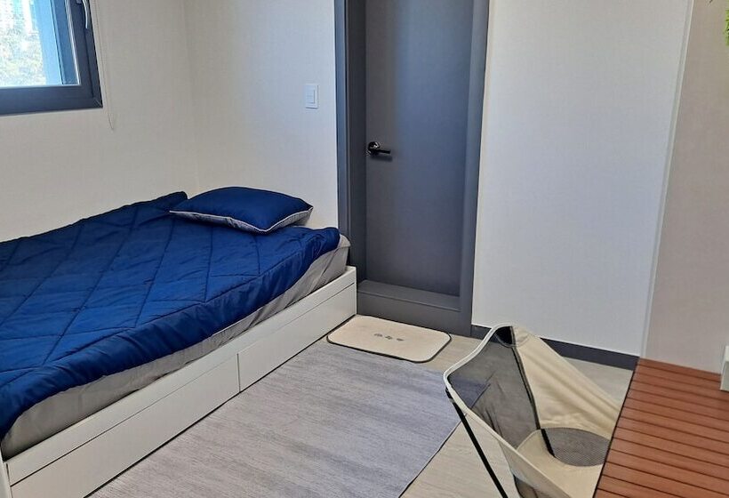 标准单人间, Yolo House