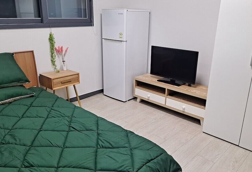 标准单人间, Yolo House