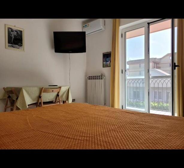 Quarto Triplo Comfort, La Smorfia
