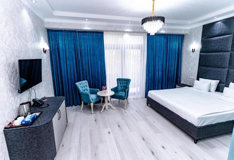 סוויטה עם מרפסת, Marjon