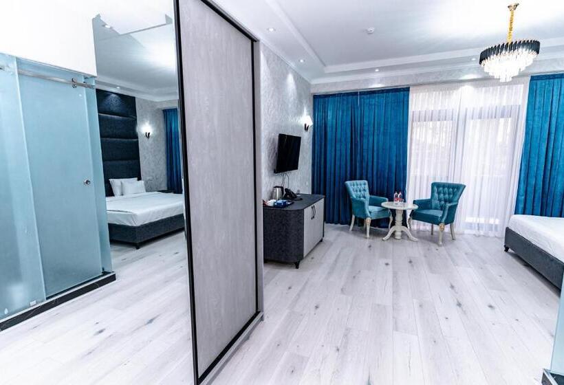 סוויטה עם מרפסת, Marjon