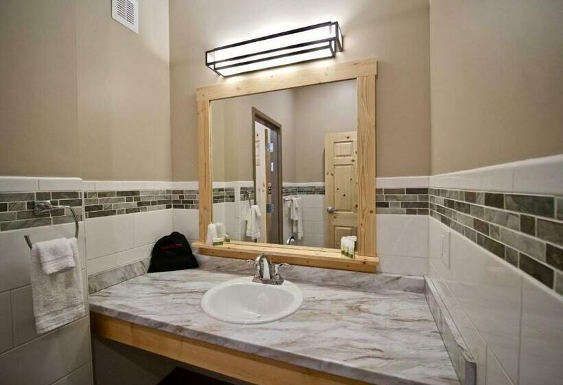 חדר סטנדרט עם מיטת קינג, Caberfae Peaks Ski & Golf Resort