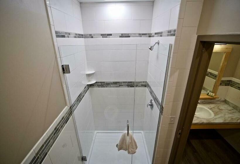 חדר סטנדרט עם מיטת קינג, Caberfae Peaks Ski & Golf Resort