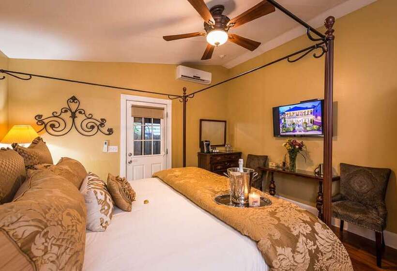 غرفة ديلوكس, Carriage Way Inn Bed & Breakfast Adults Only   21 Years Old And Up