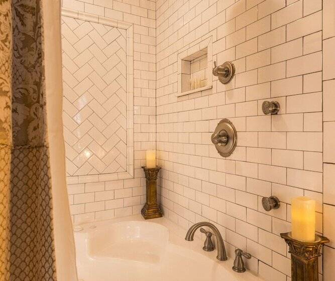 غرفة ديلوكس, Carriage Way Inn Bed & Breakfast Adults Only   21 Years Old And Up