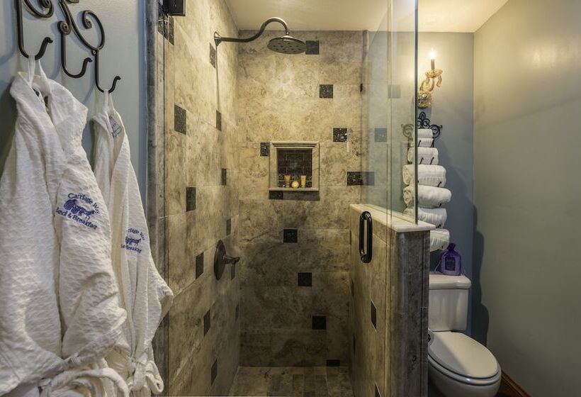 غرفة ديلوكس, Carriage Way Inn Bed & Breakfast Adults Only   21 Years Old And Up
