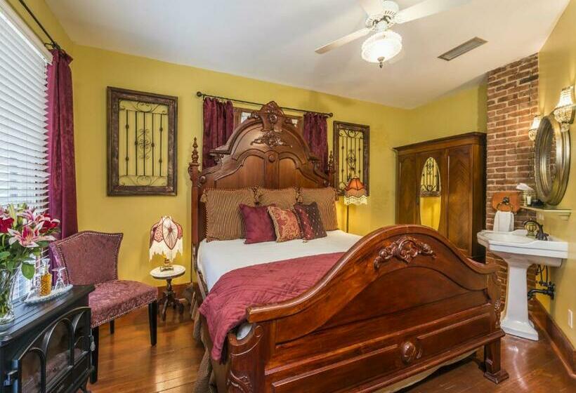 غرفة ديلوكس سرير كينج, Carriage Way Inn Bed & Breakfast Adults Only   21 Years Old And Up