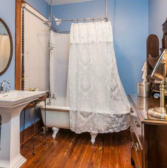 غرفة قياسية سرير كينج, Carriage Way Inn Bed & Breakfast Adults Only   21 Years Old And Up