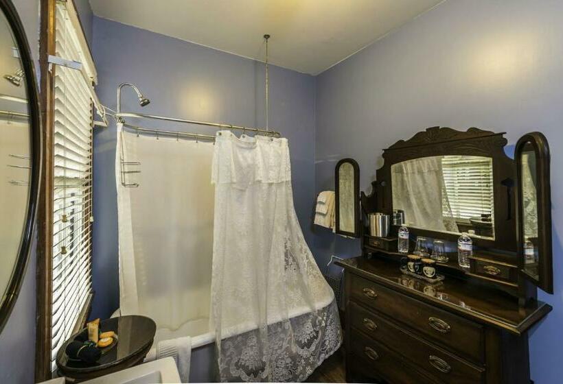 غرفة قياسية سرير كينج, Carriage Way Inn Bed & Breakfast Adults Only   21 Years Old And Up