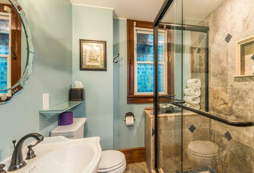 غرفة ديلوكس سرير كينج, Carriage Way Inn Bed & Breakfast Adults Only   21 Years Old And Up