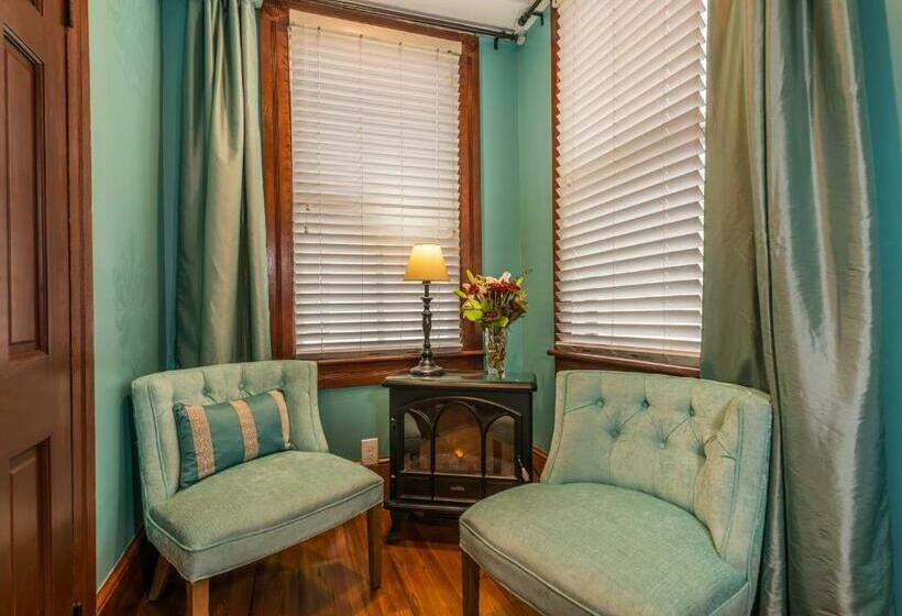 带大床的豪华间, Carriage Way Inn Bed & Breakfast Adults Only   21 Years Old And Up