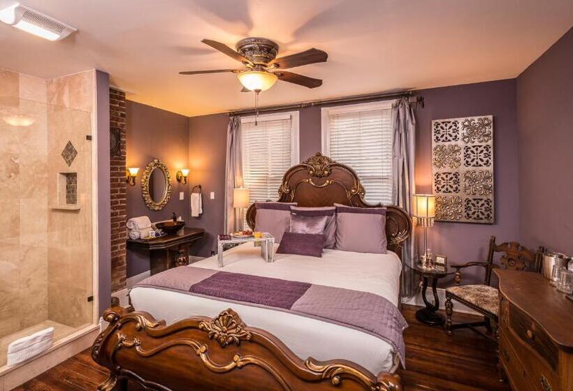 غرفة ديلوكس سرير كينج, Carriage Way Inn Bed & Breakfast Adults Only   21 Years Old And Up