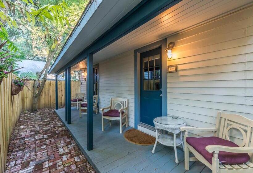 كابينة, Carriage Way Inn Bed & Breakfast Adults Only   21 Years Old And Up