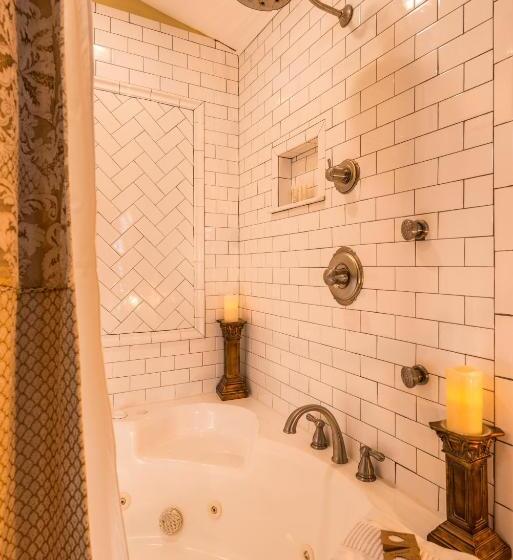 كابينة, Carriage Way Inn Bed & Breakfast Adults Only   21 Years Old And Up