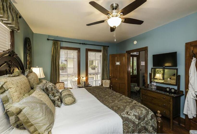 带大床的豪华间, Carriage Way Inn Bed & Breakfast Adults Only   21 Years Old And Up