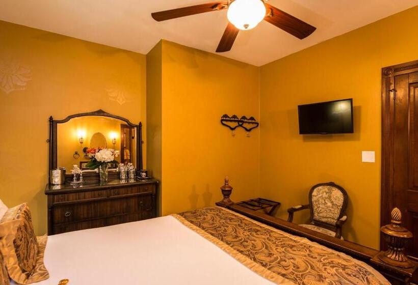 غرفة ديلوكس, Carriage Way Inn Bed & Breakfast Adults Only   21 Years Old And Up