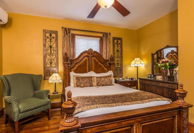 غرفة ديلوكس, Carriage Way Inn Bed & Breakfast Adults Only   21 Years Old And Up