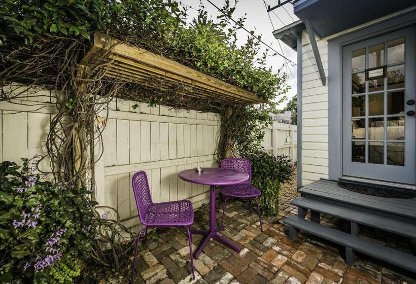 غرفة قياسية سرير كينج, Carriage Way Inn Bed & Breakfast Adults Only   21 Years Old And Up