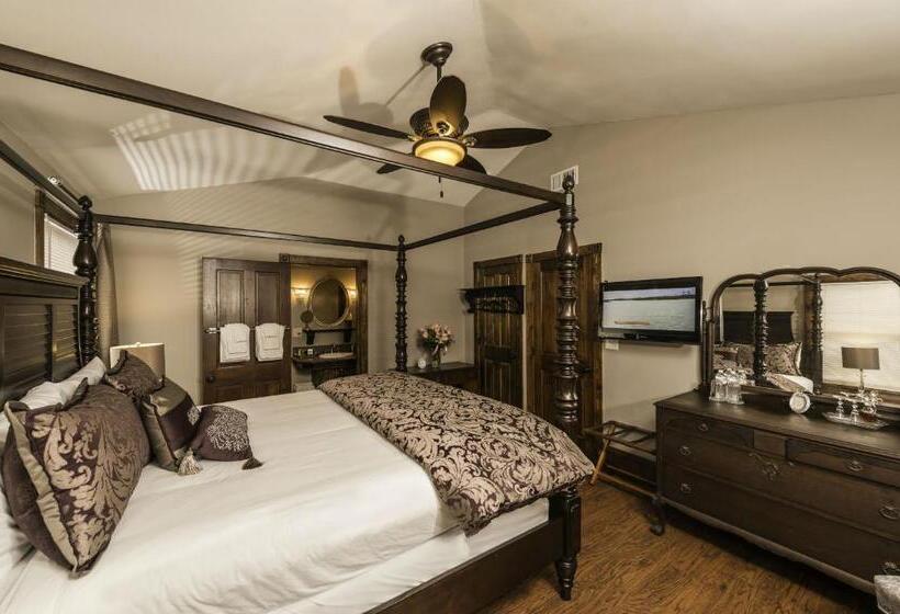 غرفة قياسية سرير كينج, Carriage Way Inn Bed & Breakfast Adults Only   21 Years Old And Up