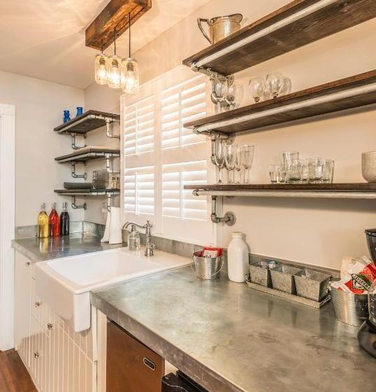 كابينة, Carriage Way Inn Bed & Breakfast Adults Only   21 Years Old And Up