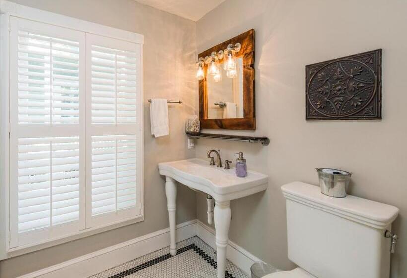 كابينة, Carriage Way Inn Bed & Breakfast Adults Only   21 Years Old And Up