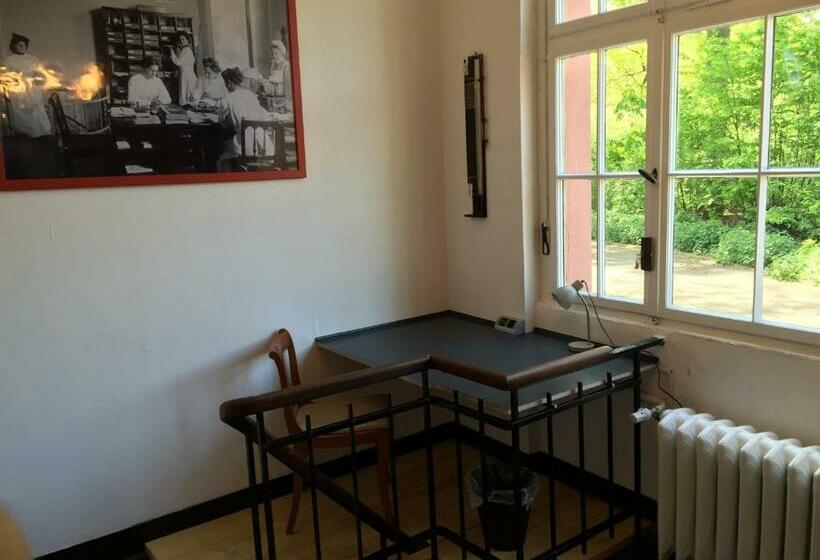 غرفة قياسية فردية, Central Pension