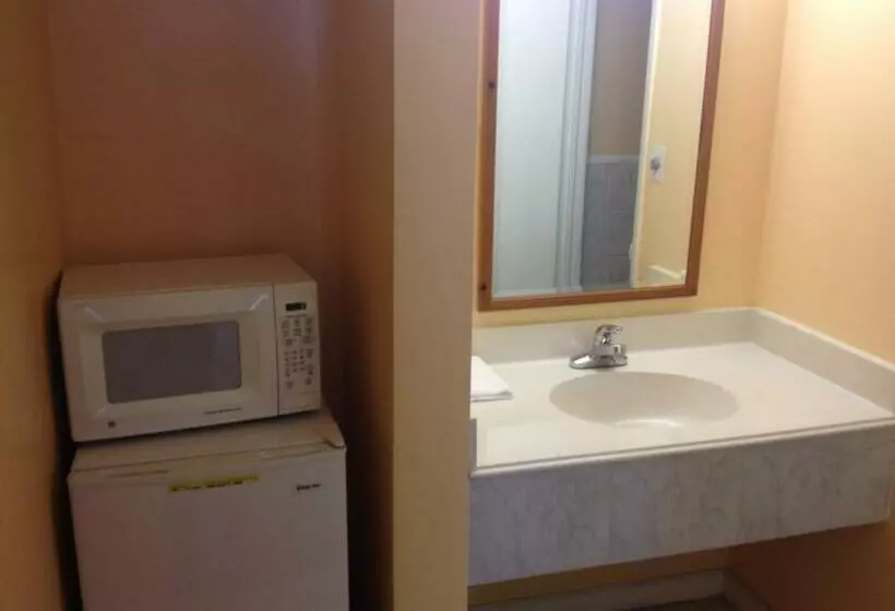 キングサイズベッドのスタンダードルーム, Fort Eustis Inn