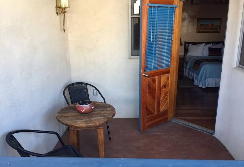 Полулюкс Повышенной Комфортности, Guadalupe Inn