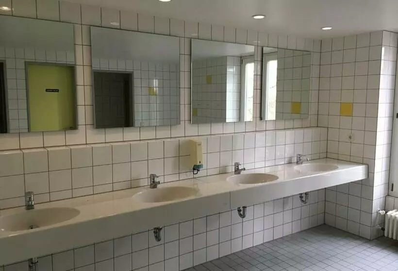 浴室共有スタンダード４人用ルーム, Jugendherberge Aachen