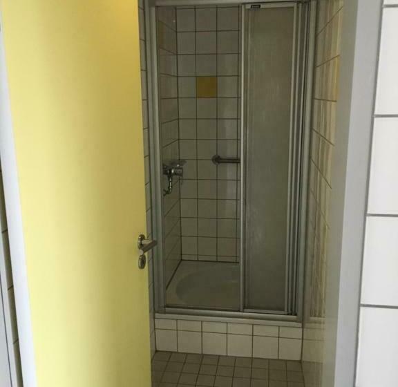 标准四人间共用浴室, Jugendherberge Aachen