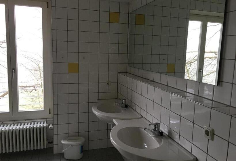 带共用浴室的标准房间, Jugendherberge Aachen