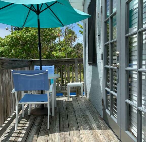 إستديو قياسى مطل على حمام السباحة, Sabal Palms Inn