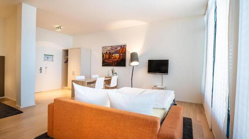 شقة غرفة واحدة, Schroeders Wein Style