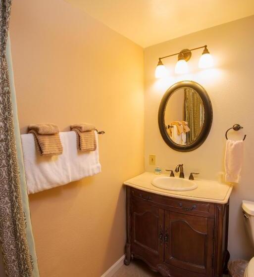 اتاق اساندارد با چشم‌انداز جانبی به دریا, The Seaside Oceanfront Inn