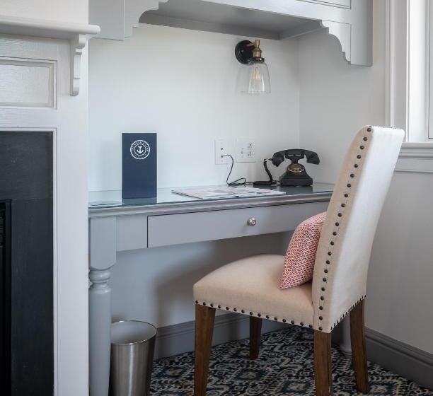 اتاق لوکس, The Whaler's Inn