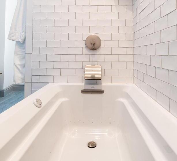 اتاق لوکس, The Whaler's Inn