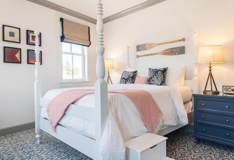 اتاق لوکس, The Whaler's Inn