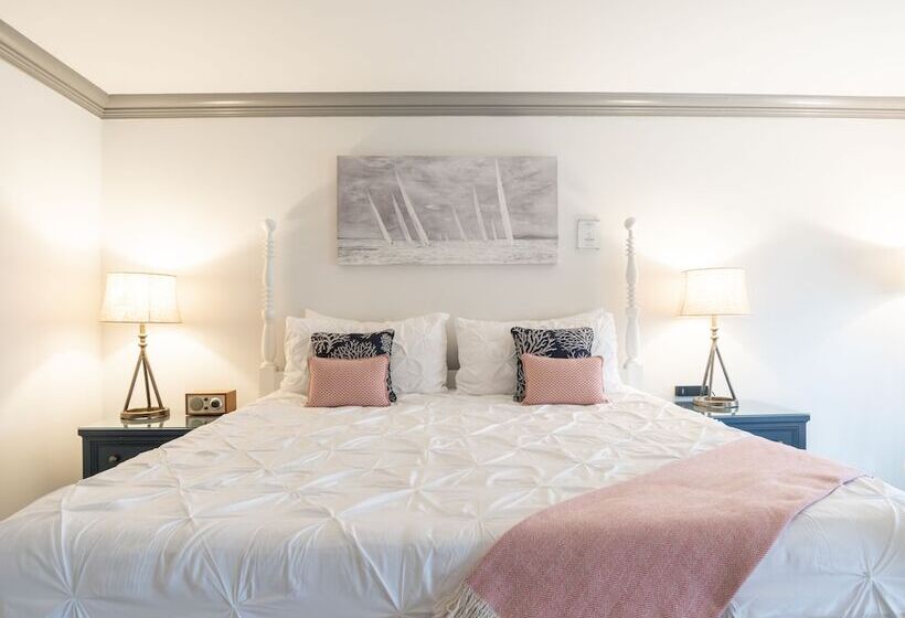 اتاق لوکس, The Whaler's Inn