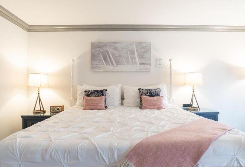 اتاق لوکس, The Whaler's Inn