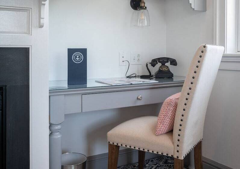 اتاق لوکس, The Whaler's Inn