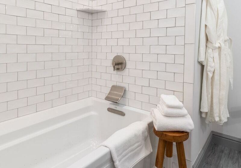 اتاق لوکس, The Whaler's Inn