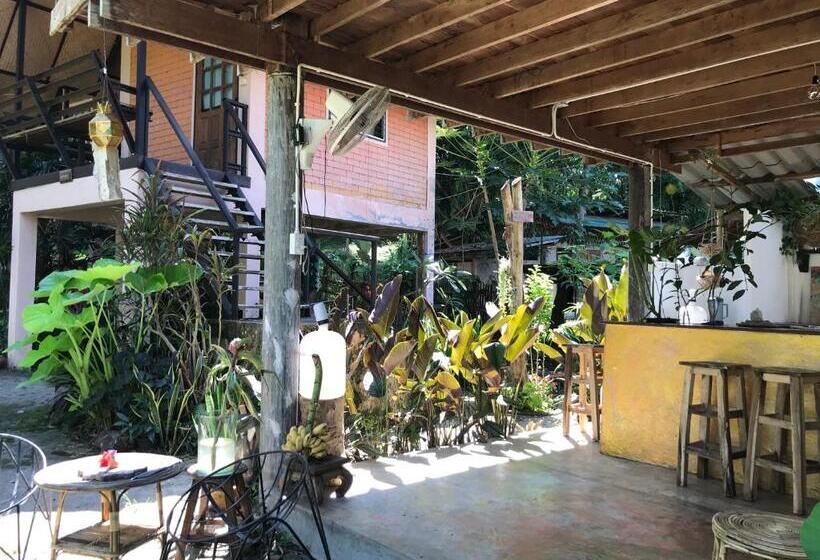 اتاق یک تخته با چشم‌انداز باغ, Baan Wisarut Guesthouse