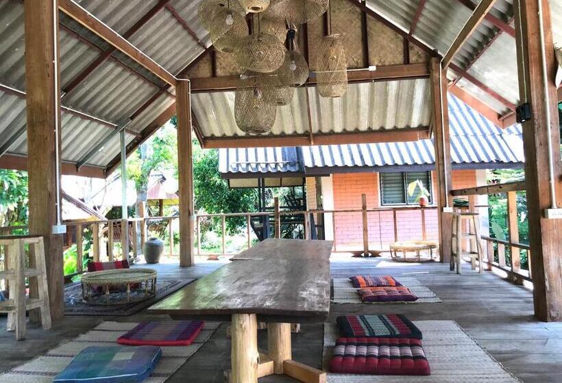 اتاق استاندارد چهارنفره با چشم‌انداز باغ, Baan Wisarut Guesthouse