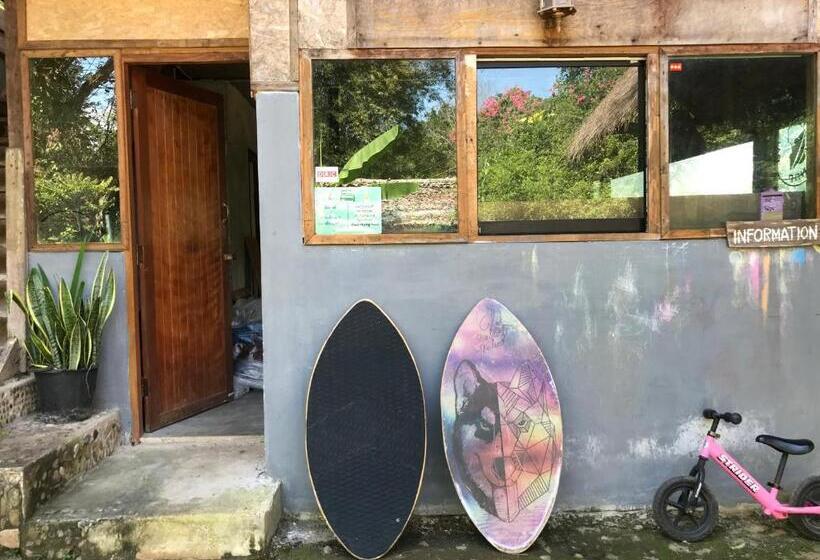 اتاق استاندارد چهارنفره با چشم‌انداز باغ, Baan Wisarut Guesthouse