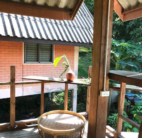 اتاق استاندارد چهارنفره با چشم‌انداز باغ, Baan Wisarut Guesthouse