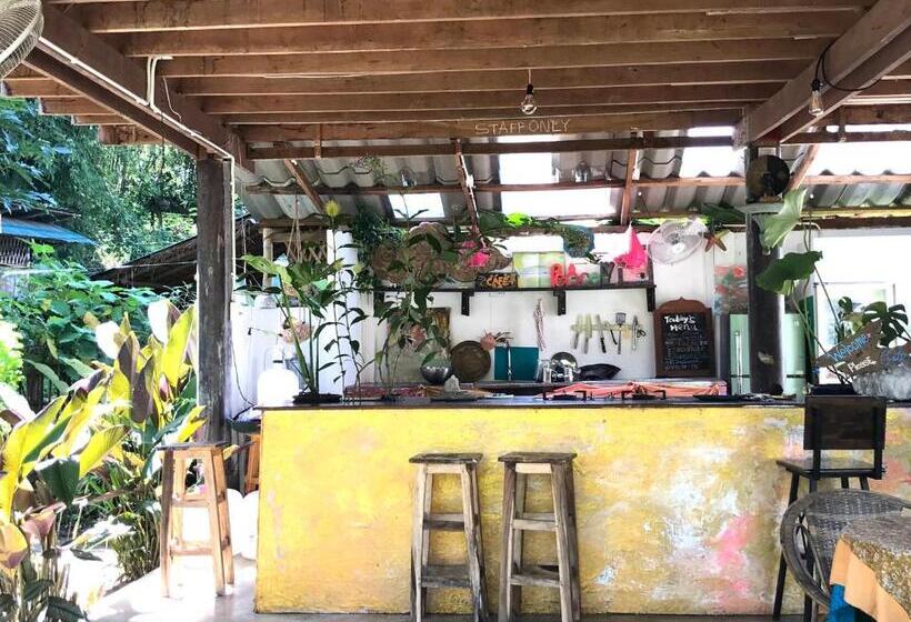اتاق استاندارد چهارنفره با چشم‌انداز باغ, Baan Wisarut Guesthouse