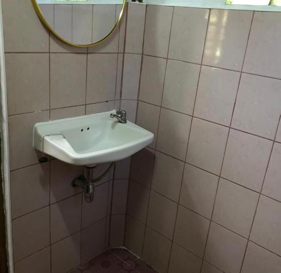 اتاق استاندارد با چشم‌انداز باغ, Baan Wisarut Guesthouse