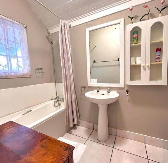 スタンダードルーム, Kardinal Guest House