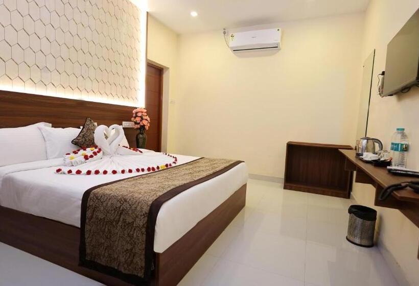 جناح عائلي, Grand Square