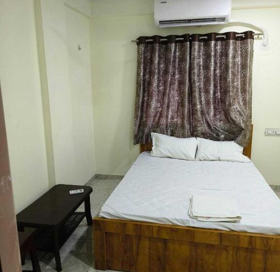 Pokój Trzyosobowy Klasyczny, Oyo Flagship The Angel Villa